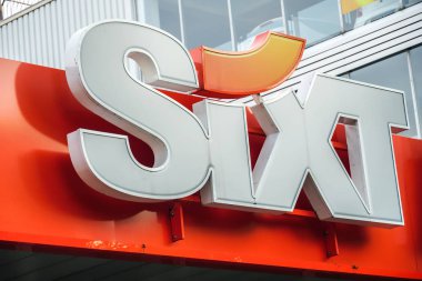 Berlin, Almanya - 22 Haziran 2019: Sixt araç kiralama şirketi şubesinin tabelası. 1912 yılında kurulan Sixt Se, 100'den fazla ülkede yaklaşık 2.000 şubesi bulunan çok uluslu bir Avrupa araç kiralama şirketidir.