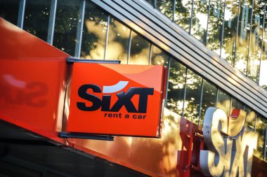 Berlin, Almanya - 22 Haziran 2019: Sixt araç kiralama şirketi şubesinin tabelası. 1912 yılında kurulan Sixt Se, 100'den fazla ülkede yaklaşık 2.000 şubesi bulunan çok uluslu bir Avrupa araç kiralama şirketidir.