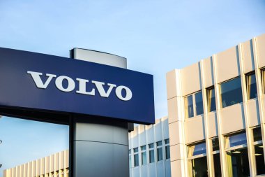 Berlin, Almanya - 22 Haziran 2019: Volvo otomobil bayiliği. Volvo Group, kamyon, otobüs ve inşaat üretimi, dağıtımı ve satışı yapan İsveçli çok uluslu bir üretim şirketidir.