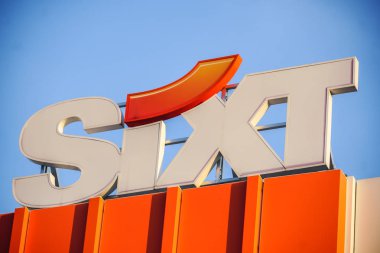 Berlin, Almanya - 22 Haziran 2019: Sixt araç kiralama şirketi şubesinin tabelası. 1912 yılında kurulan Sixt Se, 100'den fazla ülkede yaklaşık 2.000 şubesi bulunan çok uluslu bir Avrupa araç kiralama şirketidir.