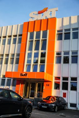 Berlin, Almanya - 22 Haziran 2019: Sixt araç kiralama şirketi şubesinin tabelası. 1912 yılında kurulan Sixt Se, 100'den fazla ülkede yaklaşık 2.000 şubesi bulunan çok uluslu bir Avrupa araç kiralama şirketidir.