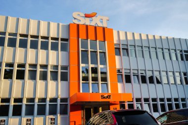 Berlin, Almanya - 22 Haziran 2019: Sixt araç kiralama şirketi şubesinin tabelası. 1912 yılında kurulan Sixt Se, 100'den fazla ülkede yaklaşık 2.000 şubesi bulunan çok uluslu bir Avrupa araç kiralama şirketidir.