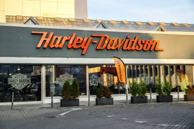 Berlin, Almanya - 22 Haziran 2019: Harley - Davidson motosiklet bayilik dış. Harley-Davidson, 1903 yılında Milwaukee, Wisconsin'de kurulmuş amerikalı motosiklet üreticisi.