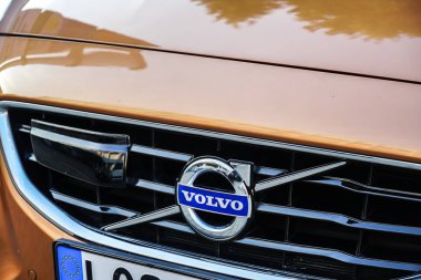 Berlin, Almanya - 22 Haziran 2019: Volvo otomobil amblemi. Volvo Group, kamyon, otobüs ve inşaat üretimi, dağıtımı ve satışı yapan İsveçli çok uluslu bir üretim şirketidir.