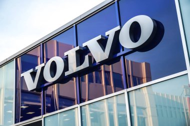 Berlin, Almanya - 22 Haziran 2019: Volvo otomobil bayiliği. Volvo Group, kamyon, otobüs ve inşaat üretimi, dağıtımı ve satışı yapan İsveçli çok uluslu bir üretim şirketidir.