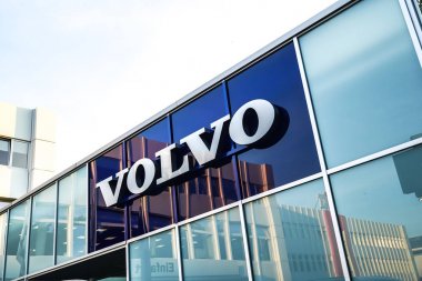 Berlin, Almanya - 22 Haziran 2019: Volvo otomobil bayiliği. Volvo Group, kamyon, otobüs ve inşaat üretimi, dağıtımı ve satışı yapan İsveçli çok uluslu bir üretim şirketidir.