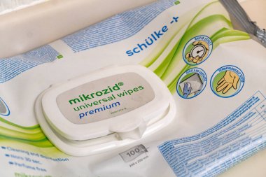 Berlin, Almanya - 28 Mayıs 2019: Mikrozid mendiller, non-invaziv tıbbi ve diş ürünleri için alkol bazlı hızlı dezenfektan