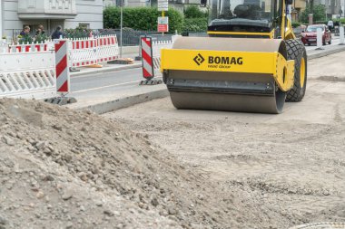 Berlin, Almanya - 28 Mayıs 2019: Strabag road roller Bomag. Strabag Se Avusturyalı bir inşaat şirketi, inşaat hizmetleri için teknoloji grubudur