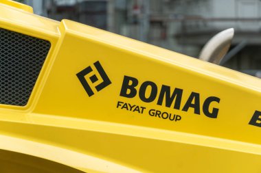 Berlin, Almanya - 28 Mayıs 2019: Strabag road roller Bomag. Strabag Se Avusturyalı bir inşaat şirketi, inşaat hizmetleri için teknoloji grubudur