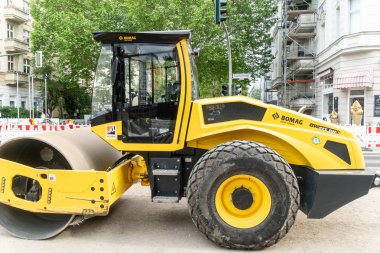 Berlin, Almanya - 28 Mayıs 2019: Strabag road roller Bomag. Strabag Se Avusturyalı bir inşaat şirketi, inşaat hizmetleri için teknoloji grubudur