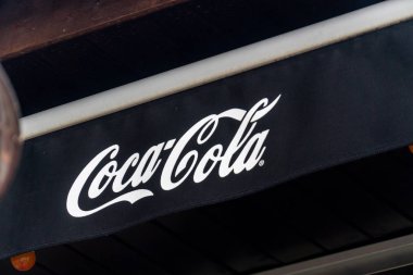 Berlin, Almanya - 28 Mayıs 2019: Siyah bir dükkan gölgelik üzerinde Coca cola markası