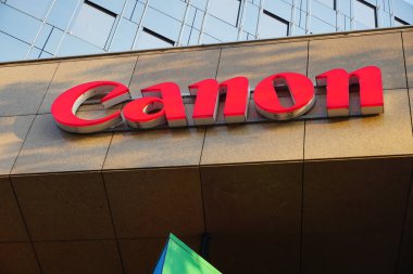 Berlin, Almanya - 22 Haziran 2019: Canon tabelası, Japon çok uluslu şirket, kamera, kamera, fotokopi makinesi, bilgisayar yazıcısı dahil görüntüleme ve optik ürünler üretiyor