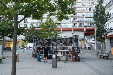 Berlin, Almanya - 28 Haziran 2019: Arena Rex Lingwood, Jago Whitehead ve Johnny Camara tarafından: 320 geri dönüştürülmüş hoparlör ve e-atık yapılmış bir mobil interaktif ses heykel