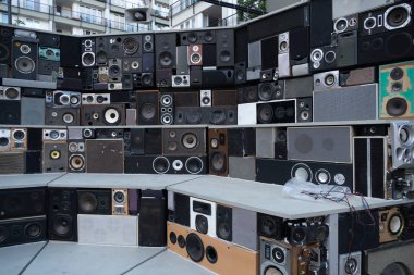 Berlin, Almanya - 28 Haziran 2019: Arena Rex Lingwood, Jago Whitehead ve Johnny Camara tarafından: 320 geri dönüştürülmüş hoparlör ve e-atık yapılmış bir mobil interaktif ses heykel