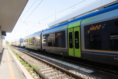 Roma, İtalya - 2 Eylül 2018: Trenitalia Jazz treni istasyon raylarında bekliyor. İtalya'da birincil tren operatörü, Trenitalia Ferrovie dello Stato Italiane aittir