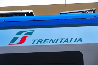 Roma, İtalya - 2 Eylül 2018: İtalya'nın ana tren operatörü Olan Trenitalia'nın sembolü, İtalyan Hükümetine ait Ferrovie dello Stato Italiane'nin sahibi.