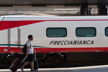 Roma, İtalya - 2 Eylül 2018: Trenitalia Frecciabianca treni istasyon raylarında bekliyor. Frecciabianca, İtalyan ulusal tren operatörü Trenitalia'nın bölgesel yüksek hızlı trenidir.