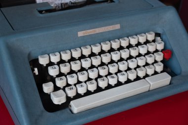 Roma, İtalya - 2 Eylül 2018: Olivetti Studio 46 taşınabilir daktilo. Olivetti S.p.A. daktilo, bilgisayar, tablet, akıllı telefon, yazıcı, faks ve hesap makinesi İtalyan üreticisidir.