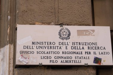 Roma, İtalya - 2 Eylül 2018: Roma, Esquilino semtinde bulunan klasik lise Pilo Albertelli'nin mermer plakası