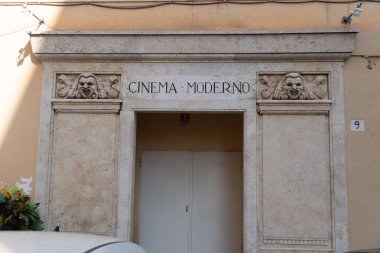 Roma, İtalya - 2 Eylül 2018: Piazza della Repubblica, Roma'da bulunan şimdiki Uzay Sineması Moderno'nun eski bir yan girişinde Cinema Moderno duvar yazıtı