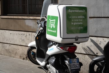 Roma, İtalya - 2 Eylül 2018: Supermercato24 Cooltra teslimat scooter. Supermercato24 online bakkal için ilk İtalyan aynı gün teslimat hizmeti