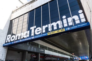 Roma, İtalya - 2 Eylül 2018: Termini dış tren istasyonu. Roma Termini, Avrupa'nın en büyük ikinci tren istasyonu olan Roma'nın ana tren istasyonudur.