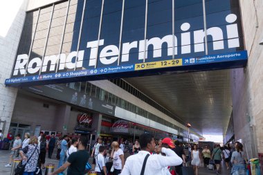 Roma, İtalya - 2 Eylül 2018: Termini dış tren istasyonu. Roma Termini, Avrupa'nın en büyük ikinci tren istasyonu olan Roma'nın ana tren istasyonudur.