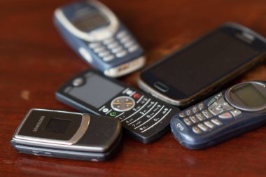 Roma, İtalya - 2 Eylül 2018: Eski Cep telefonları. Seçici odaklama