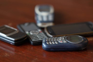 Roma, İtalya - 2 Eylül 2018: Eski Cep telefonları. Seçici odaklama