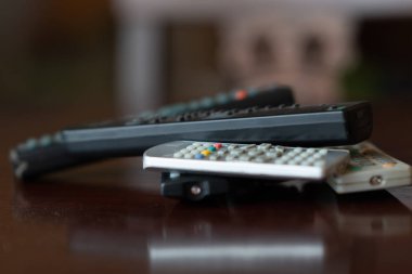 Roma, İtalya - 2 Eylül 2018: Televizyon uzaktan kumanda cihazları. Seçici odaklama