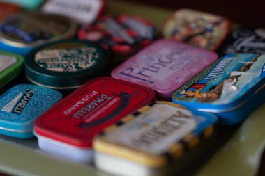 Roma, İtalya - 2 Eylül 2018: Vintage renkli şeker kutu kutuları. Seçici odaklama