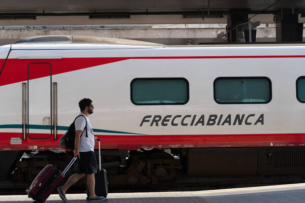 Рим, Италия - 2 сентября 2018 года: поезд Trenitalia Frecciabianca ждет на железнодорожных путях. Frecciabianca - региональный высокоскоростной поезд итальянского национального железнодорожного оператора Trenfa
