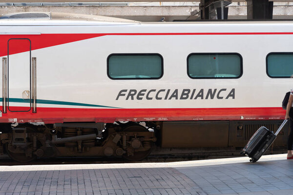 Рим, Италия - 2 сентября 2018 года: поезд Trenitalia Frecciabianca ждет на железнодорожных путях. Frecciabianca - региональный высокоскоростной поезд итальянского национального железнодорожного оператора Trenfa
