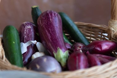 Sebze dolu hasır sepet: patlıcan, kabak, soğan ve sarımsak