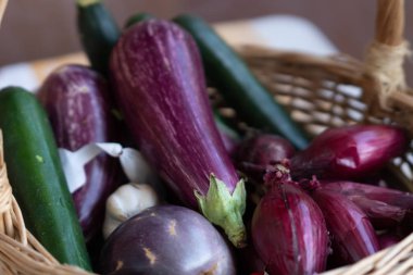 Sebze dolu hasır sepet: patlıcan, kabak, soğan ve sarımsak