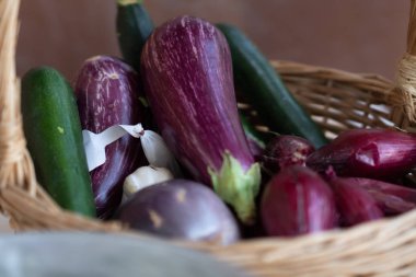 Sebze dolu hasır sepet: patlıcan, kabak, soğan ve sarımsak