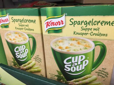 Berlin, Almanya - 29 Haziran 2019: Knorr Cup süpermarket rafında kuşkonmaz kreması. Knorr, 2000 yılından beri İngiliz-Hollandalı Unilever şirketine ait bir Alman yiyecek ve içecek markasıdır.
