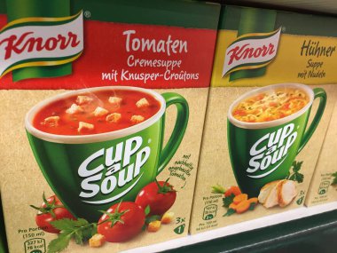 Berlin, Almanya - 29 Haziran 2019: Knorr Cup süpermarket rafında bir çorba. Knorr, 2000 yılından beri İngiliz-Hollandalı Unilever şirketine ait bir Alman yiyecek ve içecek markasıdır.