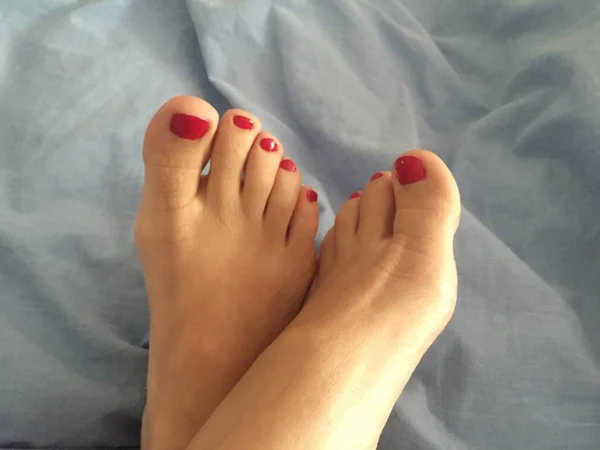 Close Image Woman Bare Feet Red Nail Polish — Stock Photo, Image