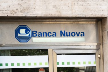 Roma, İtalya - 2 Eylül 2018: Banca Nuova banka şubesi. Banca Nuova S.p.A. merkezi Sicilya'nın Palermo adasında bulunan bir İtalyan bankasıdır. Haziran 2017'de banka Intesa Sanpaolo tarafından satın alındı.