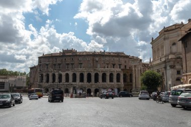 Roma, İtalya - 2 Eylül 2018: Marcellus Tiyatrosu (İtalyanca: Teatro di Marcello), Sant'Angelo rione Roma Cumhuriyeti'nin kapanış yıllarında inşa edilmiş eski bir açık hava tiyatrosu