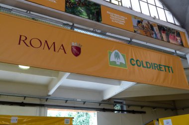 Roma, İtalya - 2 Eylül 2018: Yarım milyon İtalyan çiftçiyi temsil eden önde gelen bir çiftçi örgütü olan Coldiretti tabelasının yanında Roma Capitale sembolü