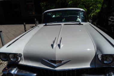 Berlin, Almanya - 30 Haziran 2019: Beyaz Cadillac klasik araba. 1902 yılında kurulan Cadillac, dünya çapında lüks araçlar pazarlayan ABD merkezli General Motors'un (Gm) bir bölümüdür.