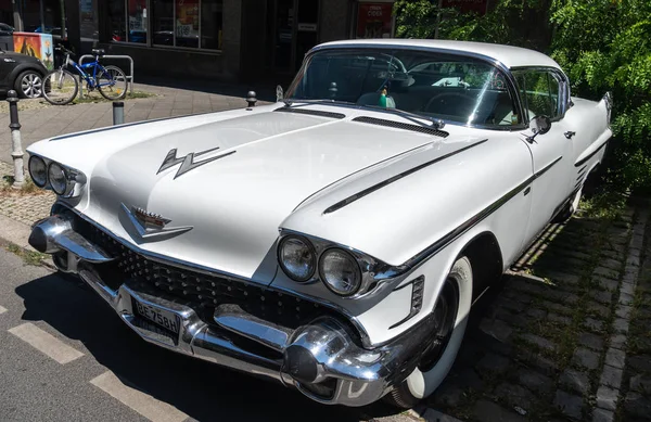 Берлин Германия Июня 2019 Года Классический Автомобиль White Cadillac Основанный — стоковое фото