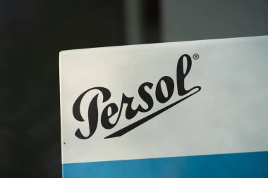 Berlin, Almanya - 25 Haziran 2019: 1917'de İtalya'da üretilen ve 1995'te Luxottica tarafından satın alınan ikonik gözlük markası Persol'un güneş gözlüğü