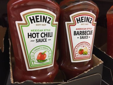Berlin, Almanya - 26 Haziran 2019: Sıcak Biber ve Barbekü Sosu Heinz tarafından. İlk olarak 1876 yılında tanıtılan Heinz Domates Ketçap, H. J. Heinz Company (şimdi Kraft-Heinz) tarafından üretilen bir ketçap markasıdır.)