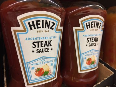 Berlin, Almanya - 26 Haziran 2019: Arjantin Usulü Biftek Sosu: Heinz. İlk olarak 1876 yılında tanıtılan Heinz Domates Ketçap, H. J. Heinz Company (şimdi Kraft-Heinz) tarafından üretilen bir ketçap markasıdır.)