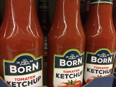 Berlin, Almanya - 26 Haziran 2019: Domates ketçap doğumlu. Born Feinkost Gmbh, geleneksel olarak Thüringen sosisi eşliğinde servis edilen hardalı ile tanınan bir Alman gıda şirketidir.