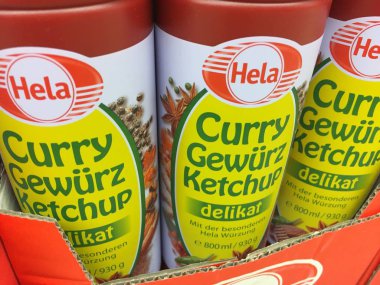 Berlin, Almanya - 26 Haziran 2019: Hela Curry Ketçap. Hela Gewrzwerk Hermann Laue Gmbh Ahrensburg karışık baharat üreticisi ve baharatlı ketçap önde gelen üreticisi