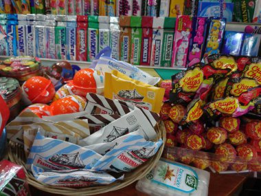 Roma, İtalya - 4 Eylül 2018: Şekerler, çikolatalı yumurtalar, lolipoplar ve sakız satışa sunuldu. Birçok marka tanınabilir: Fisherman's Friend, Kinder, Chupa Chups, Vivident, Big Babol